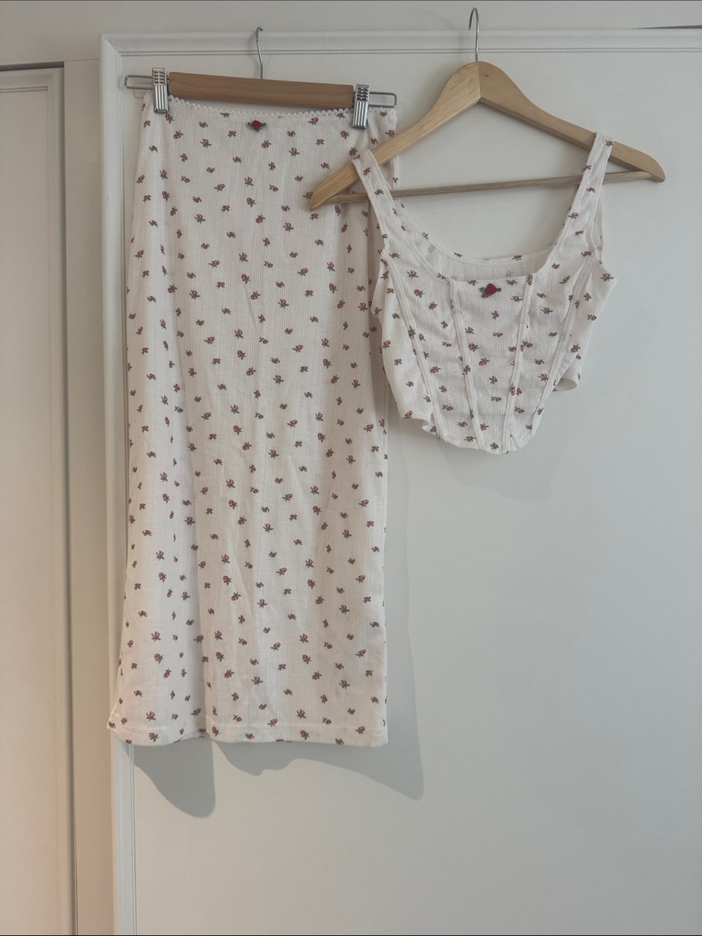Commense White Ribbed Floral Crop Top & Skirt Set with Red Accents